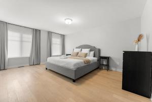 Un pat sau paturi într-o cameră la BLISS Modern Luxury 3BED Entire Townhome PLUS FREE Parking