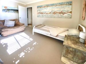 WannanupVenice on the beach的带沙发的大客厅