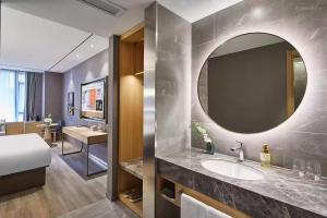 Voodi või voodid majutusasutuse Crystal Orange Hotel Shanghai Hongqiao Hub Railway Station toas