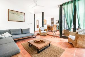 ein Wohnzimmer mit Sofas und einem Couchtisch in der Unterkunft ANANA Binisafua in Binisafua