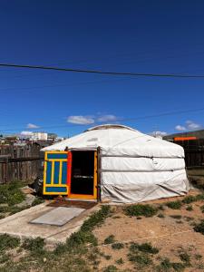 una yurta con una porta aperta in un campo di Mongolian traditional Ger a Erdenet