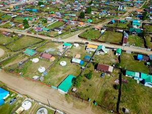 una vista aerea di un piccolo villaggio con case di Mongolian traditional Ger a Erdenet