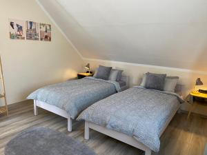 two beds sitting next to each other in a bedroom at Apartment mit zwei Schlafzimmern in Kerpen