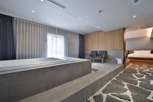 Postel nebo postele na pokoji v ubytování Ulsan Samsan CUSTOM HOTEL