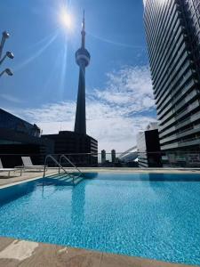 einen Pool mit Blick auf die Himmelsnadel in der Unterkunft Luxury Lake and CN Tower View 1 plus 1 in Toronto