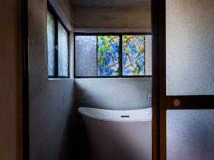 un bagno con wc e finestra di 古民家宿るうふ 蔦之家 a Koshu Altre 37 foto