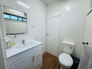 un bagno bianco con un water e un lavandino di Kanasta Caravan Park a Rye Altre 56 foto