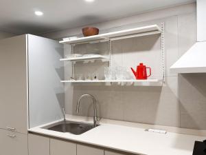 eine Küche mit Spüle und einem roten Krug in der Unterkunft 서울 성북 D'enough House in Seoul + 119 Fotos