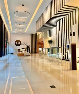 an empty lobby of a shopping mall at ORaNGE, Lindo Studio Completo e Moderno in Curitiba +35 photos