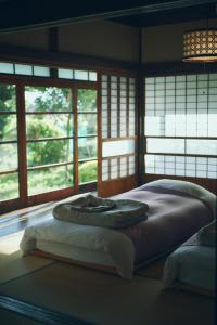 Letto o letti in una camera di 古民家宿るうふ 蔦之家