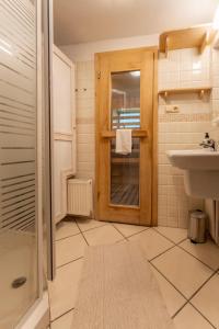 ein Badezimmer mit Waschbecken und Dusche in der Unterkunft Domek Góralski Belwederek ski-in ski-out z prywatną sauną in Karpacz + 21 Fotos