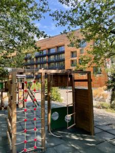 バクリアニにあるRooms Hotel Kokhta Apartmentsの建物前遊び場