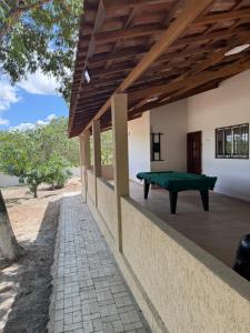 einen Billardtisch an der Seite eines Hauses in der Unterkunft Malicia Ranch in Lagoa do Boi