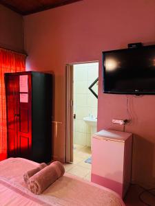 ウィットバンクにある18 Churchill Avenueのベッドと壁にテレビが掛かった寝室