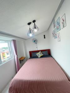 Postel nebo postele na pokoji v ubytování Khách Sạn Cây Xanh