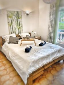 un grand lit avec une table dessus dans l'établissement Villa au calme à Sanary, climatisée, avec piscine, à Sanary-sur-Mer