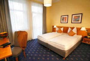 Postel nebo postele na pokoji v ubytování Hotel Johannisbad