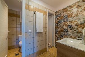 a bathroom with a sink and a toilet at Casa Di Porto Roma in Vasilikos
