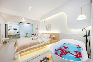 Letto o letti in una camera di Baihong Riverview aparment-Chongqing Jiefangbei