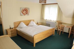 Säng eller sängar i ett rum på Gasthof zur Bruthenne
