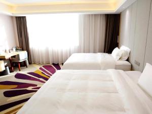 une chambre d'hôtel avec deux lits et un bureau dans l'établissement Lavande Hotels Pei County Hanyuan Avenue, à Pei 50 autres photos