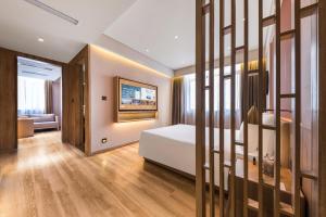 Shanghai Hongqiao Hub Minbei Road Orange Crystal Hotel客房内的一张或多张床位