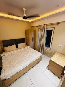 The grand inn lake side客房内的一张或多张床位
