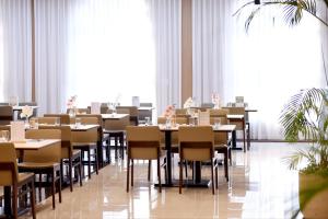 En restaurant eller et andet spisested på Ramada by Wyndham Yongin