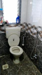 ein Badezimmer mit einer weißen Toilette in einem Zimmer in der Unterkunft Richmax pg in Jāmb