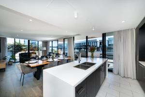 Η κουζίνα ή μικρή κουζίνα στο Pier 25 - 3 Bedroom Apartment Kingston Foreshore