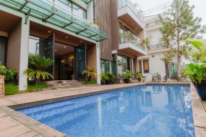 Bazén v ubytování Đại Lải Lake View Resort nebo v jeho okolí
