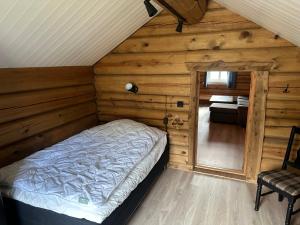 a bedroom with a bed in a wooden cabin at Lekker tømmerhytte in Tyinkrysset