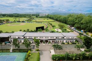 MabalacatThe Mansion Boutique Hotel的享有度假村的空中景致,设有网球场