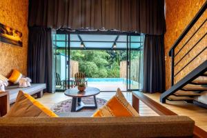 Bazén v ubytování Hom I Din Farm and Homestay nebo v jeho okolí