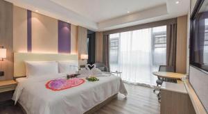 - une chambre avec un grand lit blanc et une table dans l'établissement Lavande Hotel Nanchong Xihua Shida, à Nanchong 234 autres photos