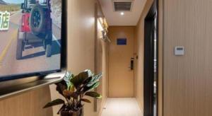 Super 8 Hotel Beijing South Railway Station Majiabao Metro Station的电视和/或娱乐中心