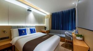 Super 8 Hotel Beijing South Railway Station Majiabao Metro Station客房内的一张或多张床位