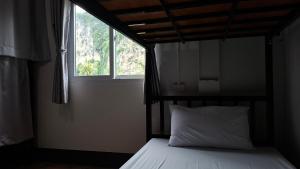 Postel nebo postele na pokoji v ubytování Fahsai Hostel