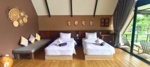 Postel nebo postele na pokoji v ubytování Hom I Din Farm and Homestay