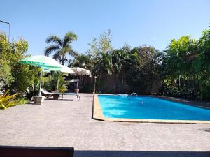 Bazén v ubytování Oh Taley Resort nebo v jeho okolí