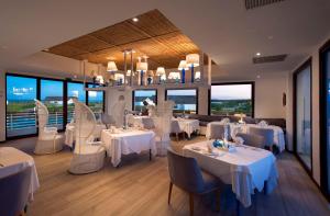 A restaurant or other place to eat at Mequfi Beach Resort