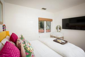 デル・マーにあるPrivate Hacienda with Heated Pool and Spa with Amazing Viewsのリビングルーム(白いソファ、テレビ付)