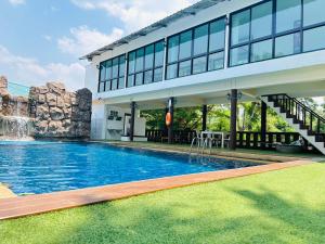 Bazén v ubytování โรงแรมภูรัญญารีสอร์ทเขาใหญ่ nebo v jeho okolí