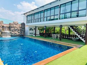 Bazén v ubytování โรงแรมภูรัญญารีสอร์ทเขาใหญ่ nebo v jeho okolí