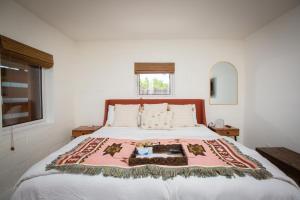デル・マーにあるPrivate Hacienda with Heated Pool and Spa with Amazing Viewsの毛布がかけられたベッドのある寝室 +50枚の写真