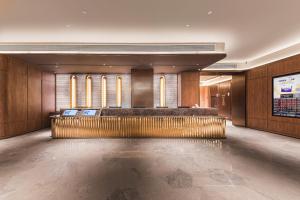 上海Shanghai Hongqiao Hub Minbei Road Orange Crystal Hotel的带有舞池的酒店大厅 更多16张照片