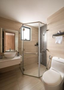 Un baño con ducha, inodoro y lavabo. en Downtown Saigon, District 1, 3 Bedroom + 2 WC Modern Condo Near Bui Vien, en Ho Chi Minh