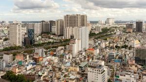 una vista aérea de una ciudad con edificios altos en Downtown Saigon, District 1, 3 Bedroom + 2 WC Modern Condo Near Bui Vien, en Ho Chi Minh