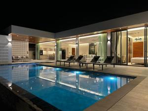 une maison avec piscine la nuit dans l'établissement The Nature Villa Phuket, à Rawai Beach 5 autres photos