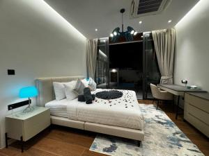 - une chambre avec un lit et un bureau dans l'établissement The Nature Villa Phuket, à Rawai Beach